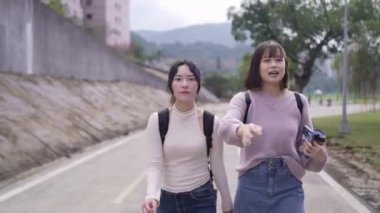 Tayvan 'ın Taipei şehrinde Wenshan Bölgesi' nde yürürken 20 'li yaşlarında iki Tayvanlı kız öğrencinin görüntüsü.