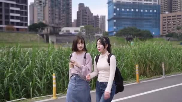 Una Escena Dos Estudiantes Universitarias Taiwanesas Unos Años Caminando Mientras — Vídeos de Stock