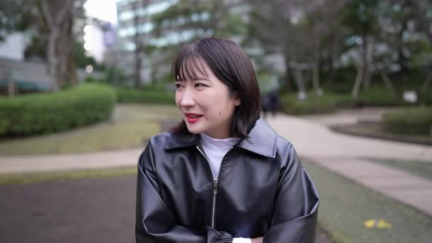Japońska Kobieta Dwudziestce Siedzi Zimą Parku Wokół Stacji Gotanda Shinagawa — Wideo stockowe