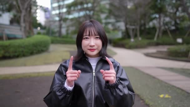 Japansk Kvinna Årsåldern Sitter Park Runt Gotanda Station Shinagawa Tokyo — Stockvideo