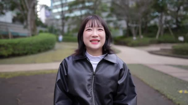 Una Japonesa Unos Años Que Come Rosquillas Sentada Parque Cerca — Vídeos de Stock
