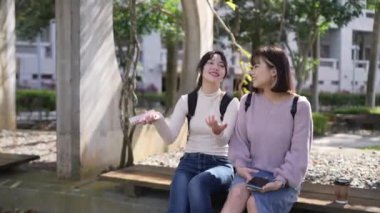 Tayvan 'ın Taipei şehrinde, Wenshan Bölgesi' nde oturan ve konuşan 20 'li yaşlarda iki Tayvanlı üniversite öğrencisi.