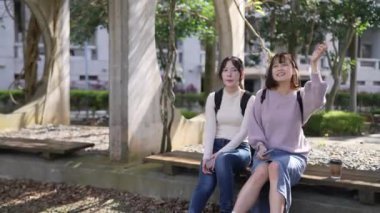 Tayvan 'ın Taipei şehrinde, Wenshan Bölgesi' nde oturan ve konuşan 20 'li yaşlarda iki Tayvanlı üniversite öğrencisi.