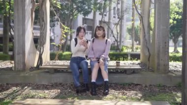 Tayvan 'ın Taipei şehrinde, Wenshan Bölgesi' nde oturan ve konuşan 20 'li yaşlarda iki Tayvanlı üniversite öğrencisi.