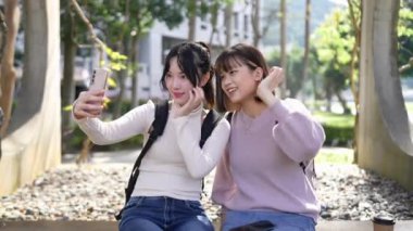 Tayvan 'ın Taipei şehrinde, Wenshan Bölgesi' nde oturan ve konuşan 20 'li yaşlarda iki Tayvanlı üniversite öğrencisi.