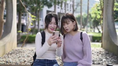 Tayvan 'ın Taipei şehrinde, Wenshan Bölgesi' nde oturan ve konuşan 20 'li yaşlarda iki Tayvanlı üniversite öğrencisi.