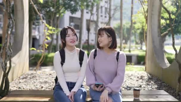 Сцена Двох Студентів Тайванського Жіночого Коледжу Роках Сидячи Розмовляючи Окрузі — стокове відео