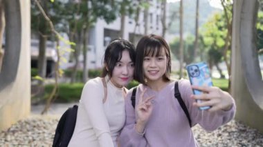 Tayvan 'ın Taipei şehrinde, Wenshan Bölgesi' nde oturan ve konuşan 20 'li yaşlarda iki Tayvanlı üniversite öğrencisi.