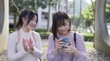 Tayvan 'ın Taipei şehrinde, Wenshan Bölgesi' nde oturan ve konuşan 20 'li yaşlarda iki Tayvanlı üniversite öğrencisi.