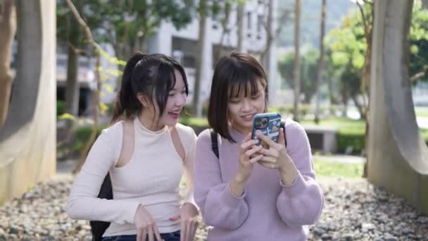 Scène Deux Étudiantes Taïwanaises Une Vingtaine Années Assises Parlant Dans — Video