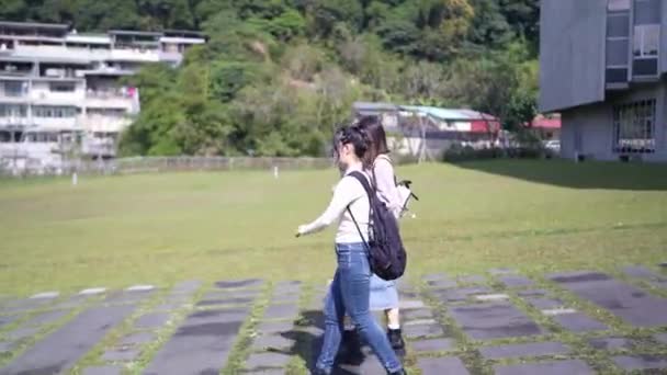 Dwie Tajwańskie Studentki Wieku Lat Spacerujące Podczas Rozmowy Kampusie Dzielnicy — Wideo stockowe