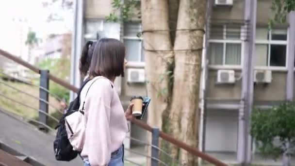 Zwei Taiwanesische Studentinnen Ihren Zwanzigern Beim Gehen Auf Dem Campus — Stockvideo