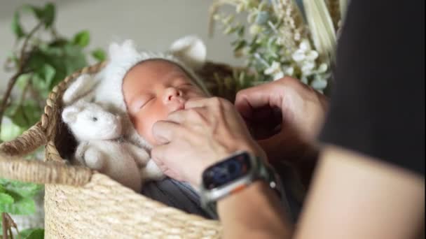 8日間の台湾の赤ちゃんが青いラップに包まれ ウサギの耳の帽子をかぶったシーンは笑い 新生児の写真を撮っています — ストック動画