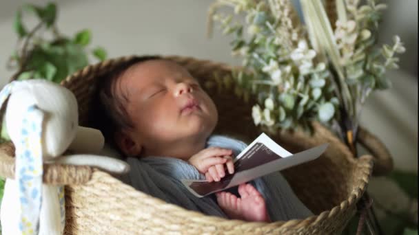 Scène Waar Een Daagse Taiwanese Baby Gewikkeld Een Blauwe Wrap — Stockvideo