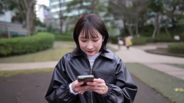 Eine Japanerin Ihren Zwanzigern Sitzt Einem Park Rund Den Bahnhof — Stockvideo