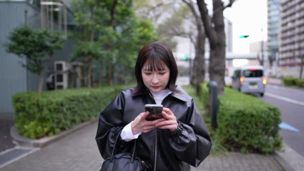 Eine Japanerin Ihren Zwanzigern Bedient Winter Ein Smartphone Auf Einer — Stockvideo