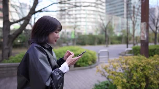 Vídeo Cámara Lenta Una Mujer Japonesa Años Operando Teléfono Inteligente — Vídeo de stock