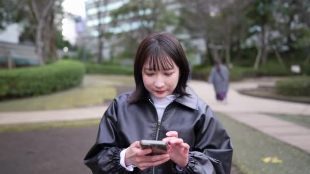 Zeitlupenvideo Einer Japanerin Ihren Zwanzigern Die Winter Einem Park Rund — Stockvideo