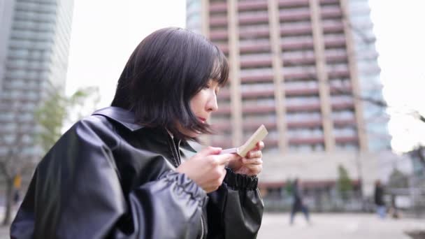 Zeitlupenvideo Einer Japanerin Ihren Zwanzigern Die Winter Einem Park Gotanda — Stockvideo