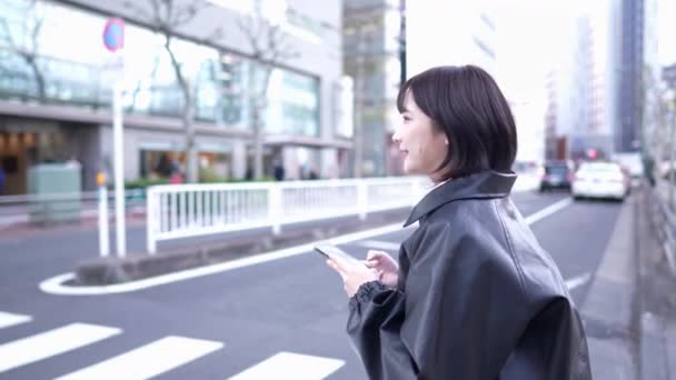 Zeitlupenvideo Einer Japanerin Ihren Zwanzigern Die Winter Durch Den Bahnhof — Stockvideo