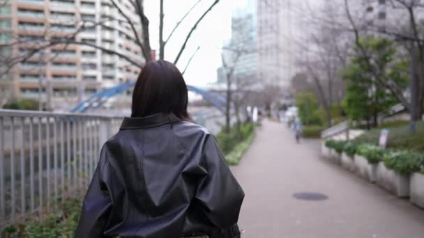 Filmik Japońską Kobietą Spacerującą Zimą Stacji Gotanda Shinagawa Tokio — Wideo stockowe