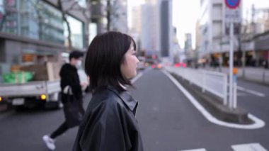 Japon bir kadının kışın Tokyo 'da, Shinagawa' da Gotanda İstasyonu 'nda dolaşırken çekilmiş yavaş çekim videosu.