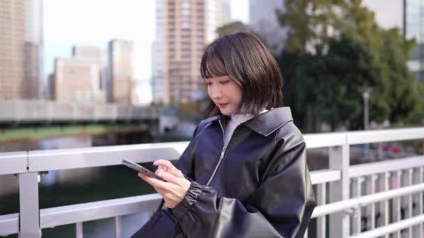 Медленное Видео Японской Женщины Останавливающейся Управляющей Своим Смартфоном Станции Готанда — стоковое видео