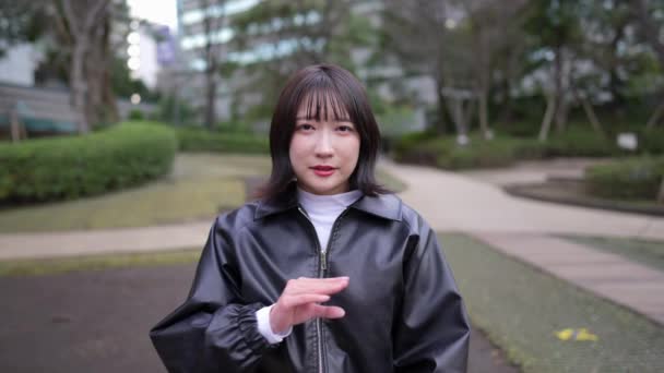 Vídeo Cámara Lenta Mujeres Japonesas Hablando Lenguaje Señas Alrededor Estación — Vídeos de Stock