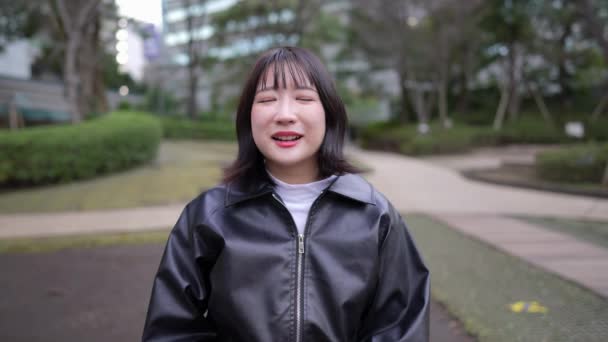 Vídeo Cámara Lenta Mujeres Japonesas Hablando Lenguaje Señas Alrededor Estación — Vídeos de Stock