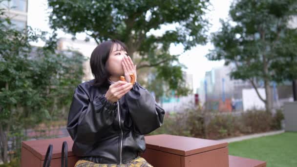 Vídeo Câmera Lenta Uma Jovem Japonesa Casa Dos Anos Comendo — Vídeo de Stock