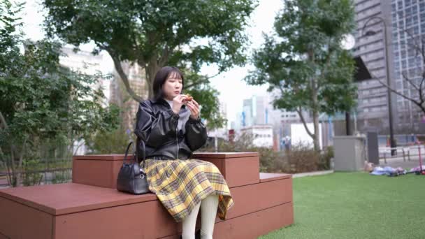 Zeitlupenvideo Einer Jungen Japanerin Ihren Zwanzigern Beim Churros Essen Einem — Stockvideo