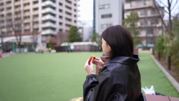 Медленное Видео Молодая Японская Женщина Возрасте Лет Ест Чуррос Парке — стоковое видео