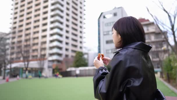 Zeitlupenvideo Einer Jungen Japanerin Ihren Zwanzigern Beim Churros Essen Einem — Stockvideo