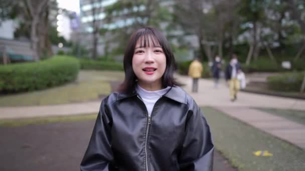 Långsam Video Ung Japansk Kvinna Årsåldern Som Sitter Park Runt — Stockvideo