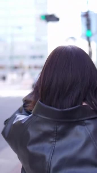 Video Verticale Una Giovane Donna Giapponese Sulla Ventina Che Passeggia — Video Stock