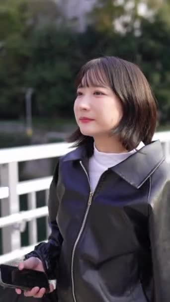Yaşlarında Genç Bir Japon Kadının Kışın Akıllı Telefonuyla Gotanda Stasyonu — Stok video