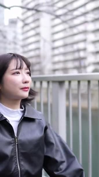 Vidéo Verticale Une Jeune Japonaise Dans Vingtaine Marchant Autour Gare — Video