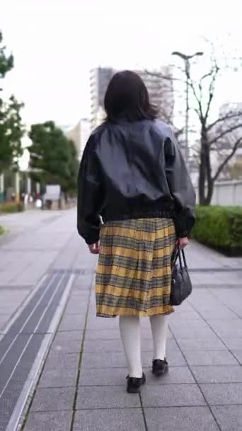 Yaşlarda Genç Bir Japon Kadının Kışın Tokyo Shinagawa Daki Gotanda — Stok video