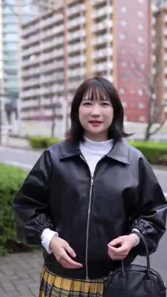 Вертикальне Відео Молодої Японської Жінки Років Яка Розмовляє Жестовою Мовою — стокове відео