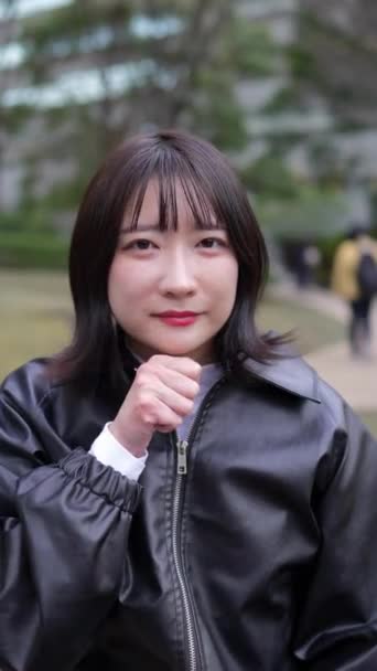 Vídeo Vertical Una Joven Japonesa Unos Años Que Habla Lenguaje — Vídeos de Stock