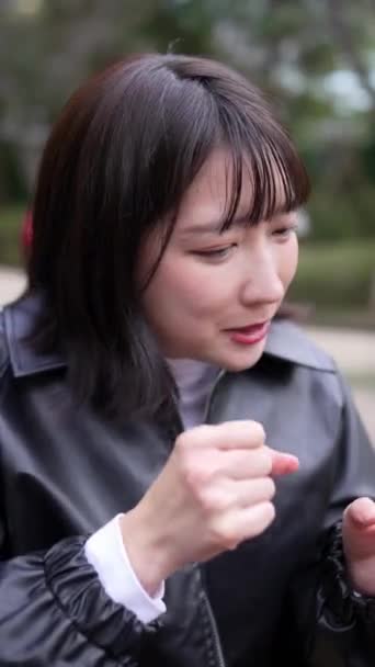 Pionowe Wideo Młodej Japonki Koło Stacji Gotanda Shinagawa Tokio Zimie — Wideo stockowe