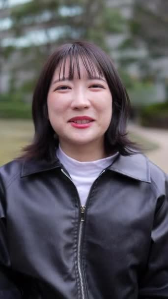 Vertikal Video Med Ung Japansk Kvinna Årsåldern Som Sitter Runt — Stockvideo