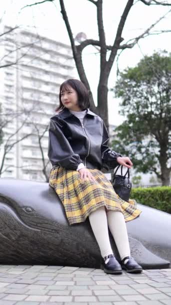 Вертикальне Відео Молодої Японської Жінки Років Сидить Навколо Станції Ґотанда — стокове відео
