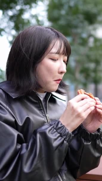 Vertical Video Young Japanese Woman Her 20S Sitting Eating Churros — Stock Video