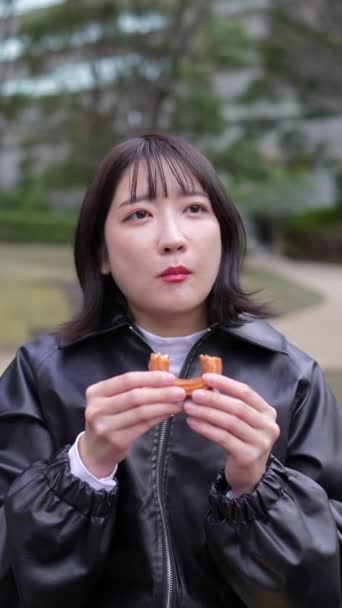 Verticale Video Van Een Jonge Japanse Vrouw Van Een Park — Stockvideo