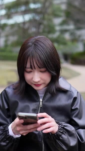 Verticale Video Van Een Jonge Japanse Vrouw Twintig Die Een — Stockvideo