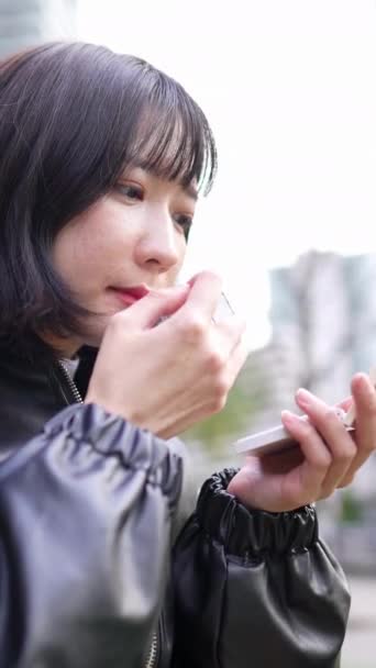 Vídeo Vertical Una Joven Japonesa Unos Años Sentada — Vídeos de Stock