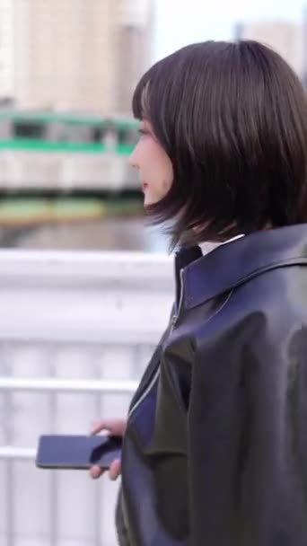 Vertikales Video Einer Japanerin Ihren Zwanzigern Die Auf Einer Straße — Stockvideo