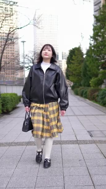 Pionowy Filmik Japońską Kobietą Wieku Lat Spacerującą Zimą Stacji Gotanda — Wideo stockowe