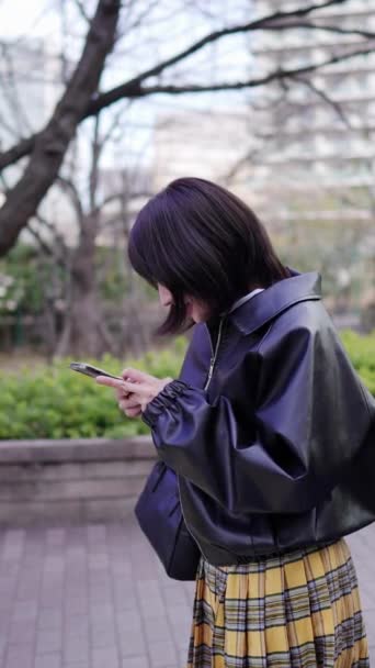 Вертикальное Видео Замедленной Съемки Японской Женщины Возрасте Лет Управляющей Смартфоном — стоковое видео